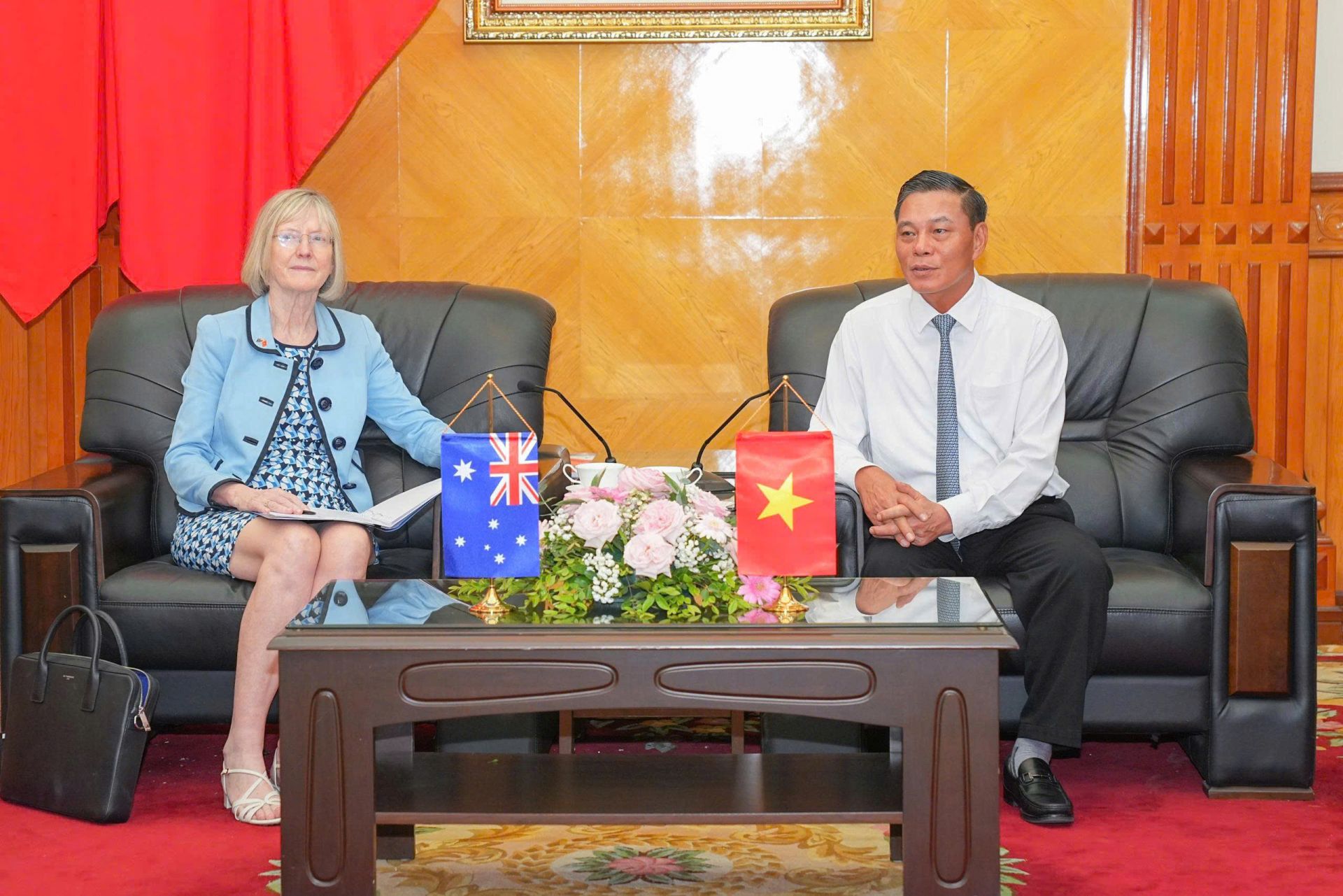 Chủ tịch UBND TP. Hải Phòng tiếp xã giao Đại sứ Australia tại Việt Nam. Chủ tịch UBND TP. Hải Phòng tiếp xã giao Đại sứ Australia tại Việt Nam.