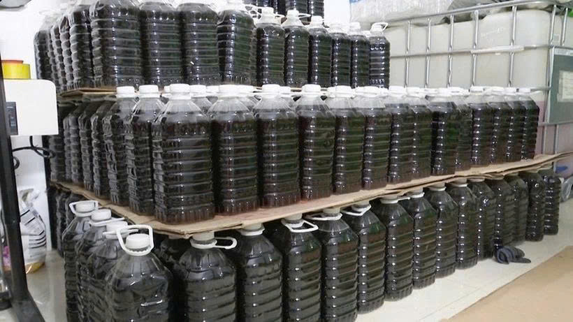 Số lượng lớn nước mắm giả bị lực lượng chức năng phát hiện tại thành phố Long Xuyên (An Giang). (Ảnh: TTXVN) Số lượng lớn nước mắm giả bị lực lượng chức năng phát hiện tại thành phố Long Xuyên (An Giang). (Ảnh: TTXVN)