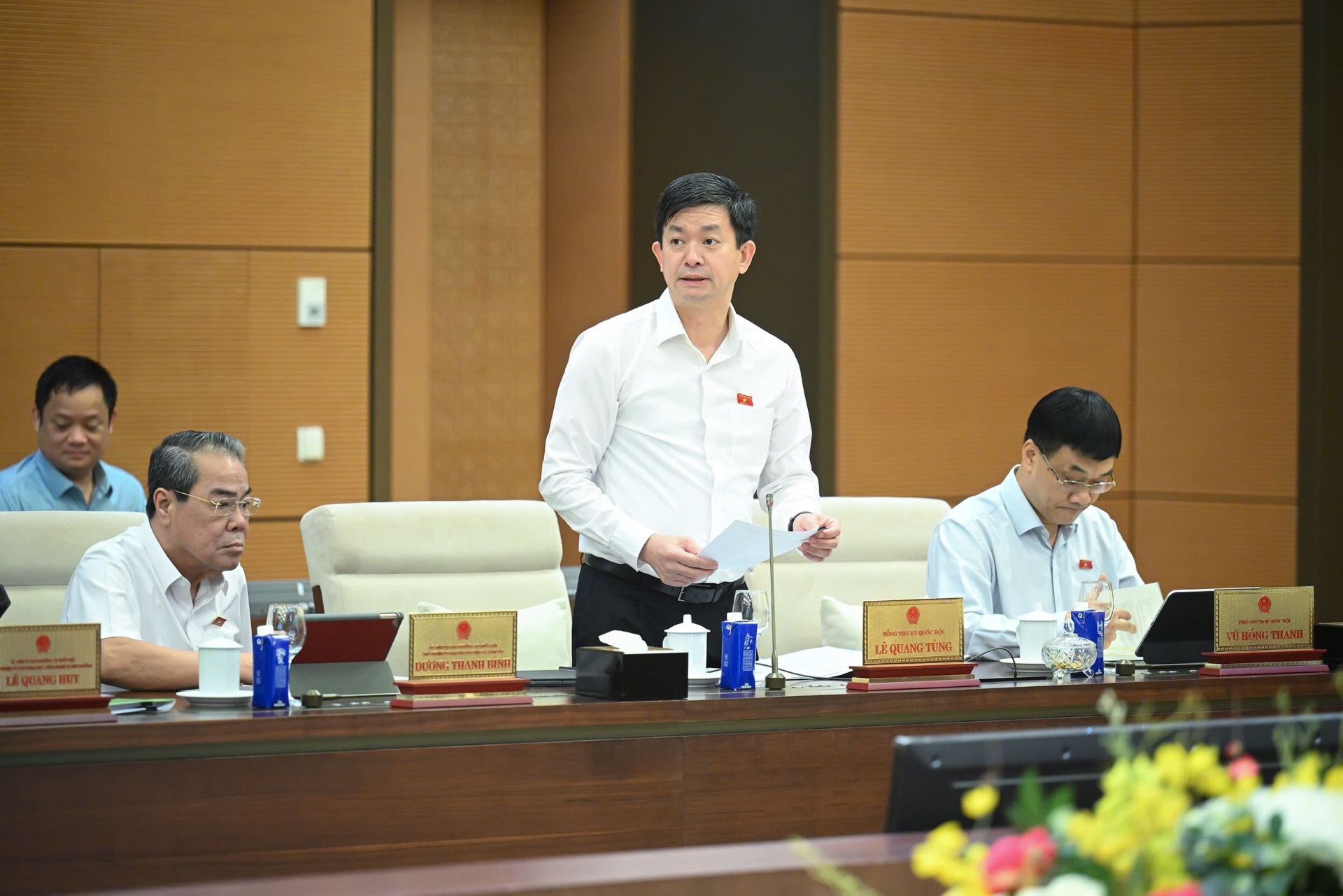 Tổng thư ký Quốc hội, Chủ nhiệm Văn phòng Quốc hội Lê Quang Tùng tuyên bố lý do, giới thiệu đại biểu tham dự Phiên họp