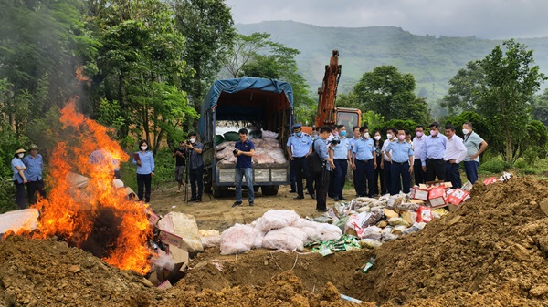 Lực lượng chức năng tỉnh Lào Cai tiêu hủy số lượng lớn hàng hóa vi phạm Lực lượng chức năng tỉnh Lào Cai tiêu hủy số lượng lớn hàng hóa vi phạm