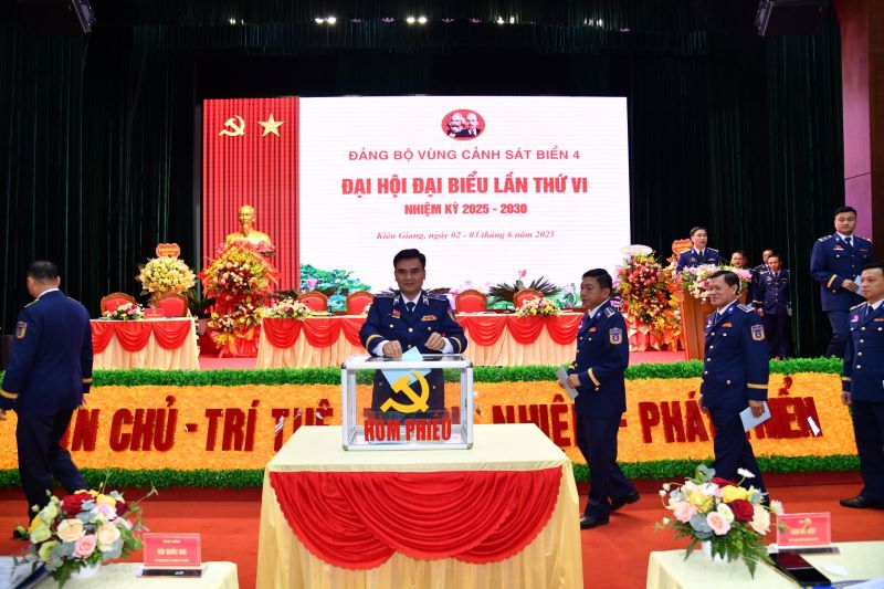 Các đại biểu tiến hành bỏ phiếu