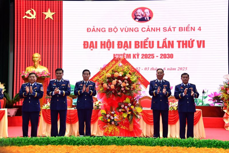 Trung tướng Bùi Quốc Oai, Bí thư Đảng ủy - Chính ủy Cảnh sát biển Việt Nam tặng hoa chúc mừng Đại hội Đảng bộ Vùng Cảnh sát biển 4