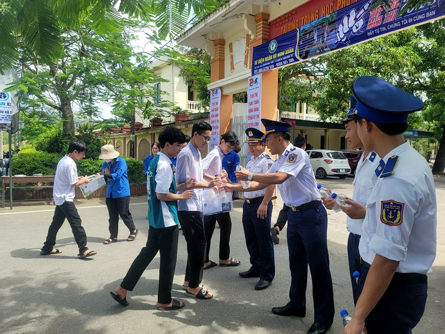 Tuổi trẻ Hải đội 102 “Tiếp sức mùa thi” tại Hà Tĩnh