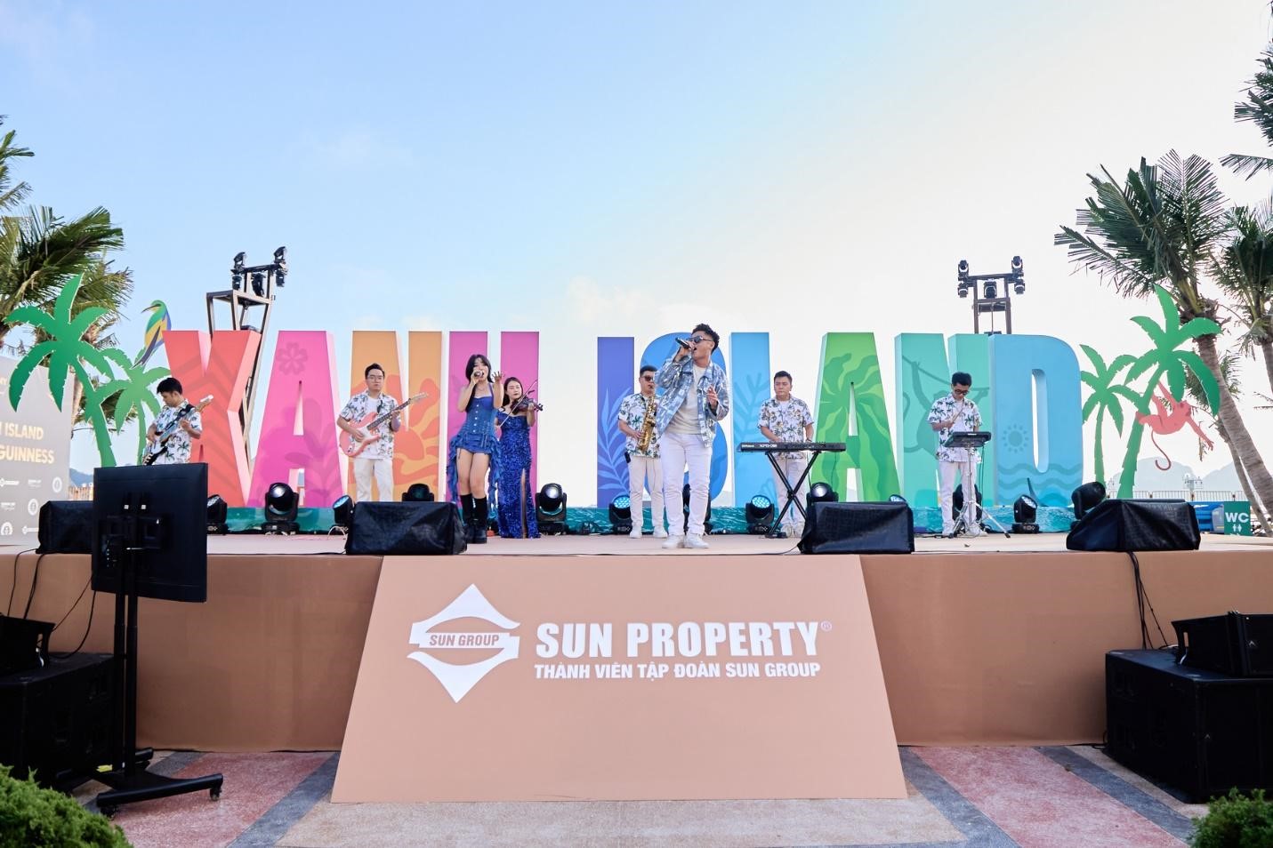 Sân khấu sự kiện mở ra không gian trải nghiệm độc đáo cho khách hàng (Ảnh: Ánh Dương) Sân khấu sự kiện mở ra không gian trải nghiệm độc đáo cho khách hàng (Ảnh: Ánh Dương)