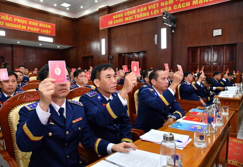 Các đại biểu biểu quyết thông qua nghị quyết Đại hội