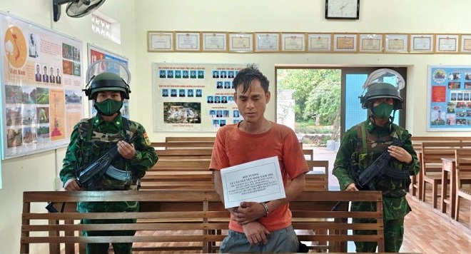 Đối tượng Vì Văn Nguyên cùng tang vật. Ảnh: Quàng Hùng