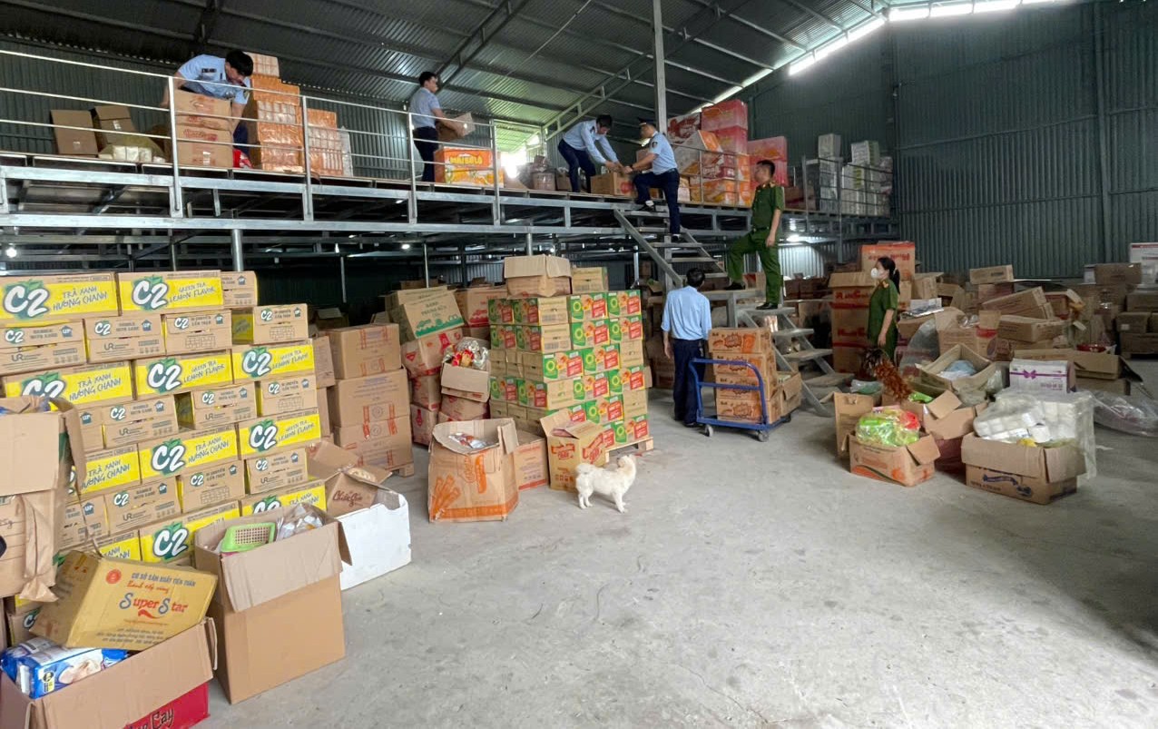 Đoàn kiểm tra tiến hành kiểm tra hàng hóa vi phạm