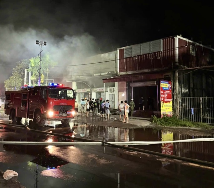 Lực lượng chức năng đã có mặt để khống chế đám cháy