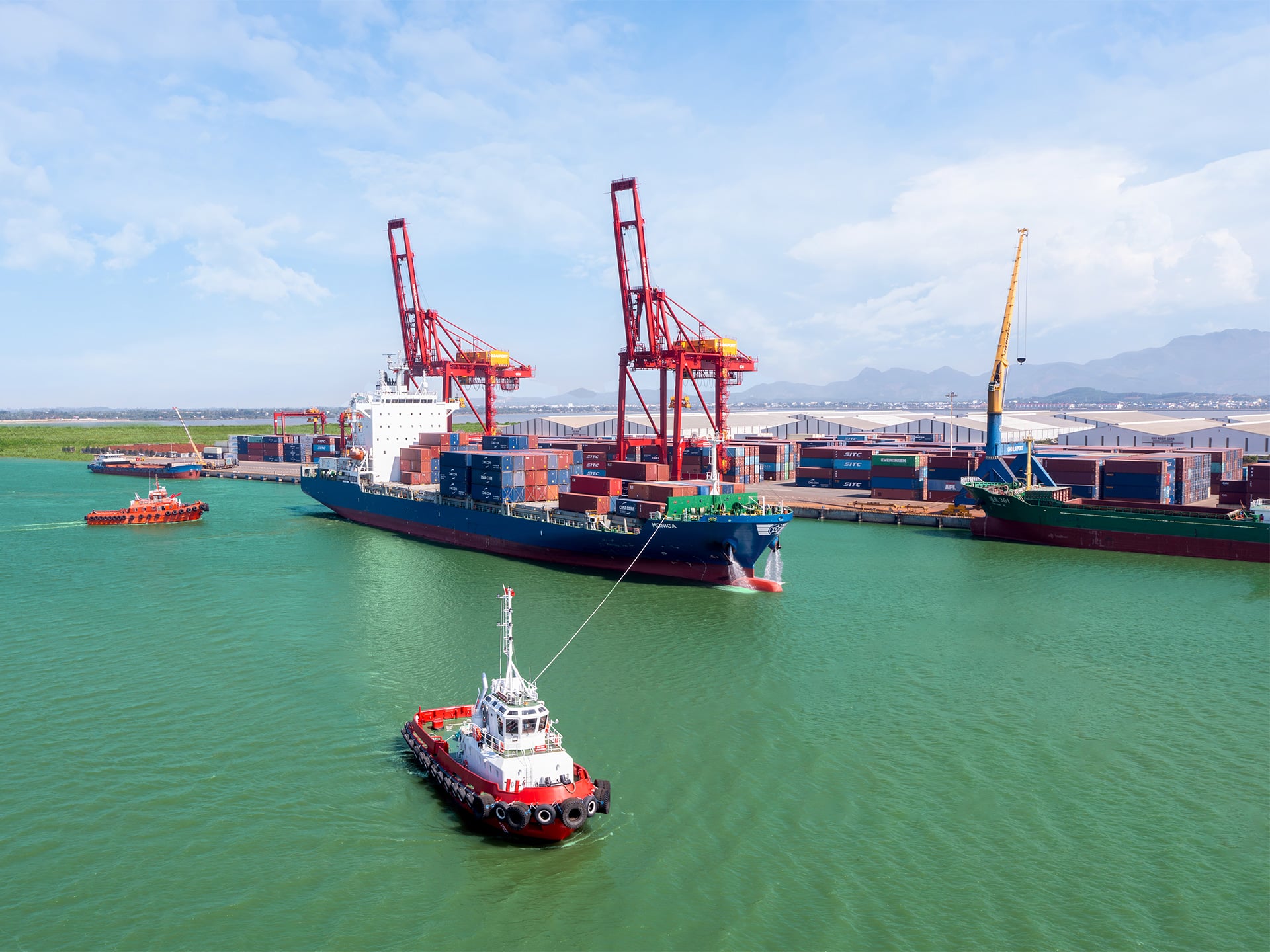 Tàu được thiết kế hiện đại, tuân thủ các yêu cầu kỹ thuật quốc gia về phân cấp và đóng tàu biển vỏ thép, tích hợp hệ thống ngăn ngừa ô nhiễm biển và các trang bị an toàn cho tàu biển.