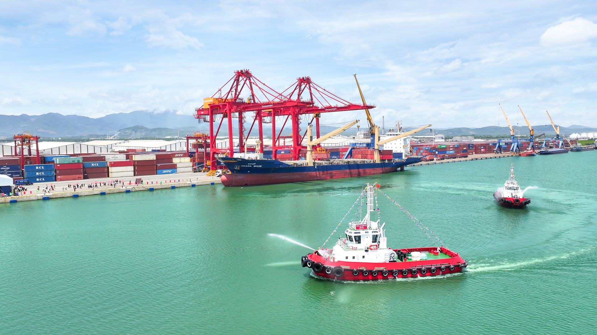 Cảng quốc tế Chu Lai hiện sở hữu 2 tàu lai dắt gồm: CHU LAI PORT 01 và CHU LAI PORT 02, đảm bảo an toàn hàng hải cho tàu tải trọng lớn vào làm hàng tại bến cảng 5 vạn tấn.