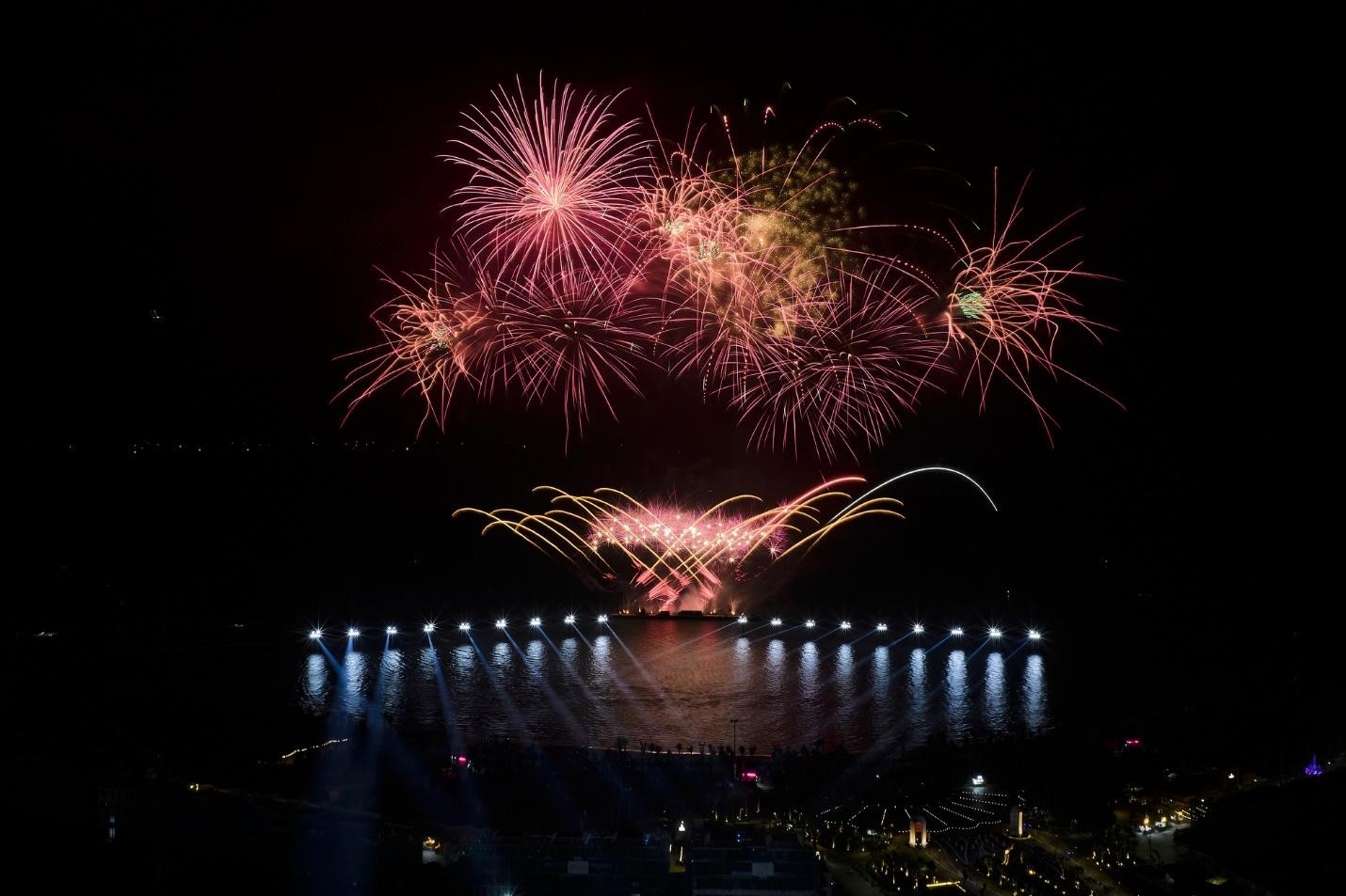 Màn chào kết mãn nhãn với show diễn “Bản giao hưởng Đảo Xanh” (Ảnh: Ánh Dương) Màn chào kết mãn nhãn với show diễn “Bản giao hưởng Đảo Xanh” (Ảnh: Ánh Dương)