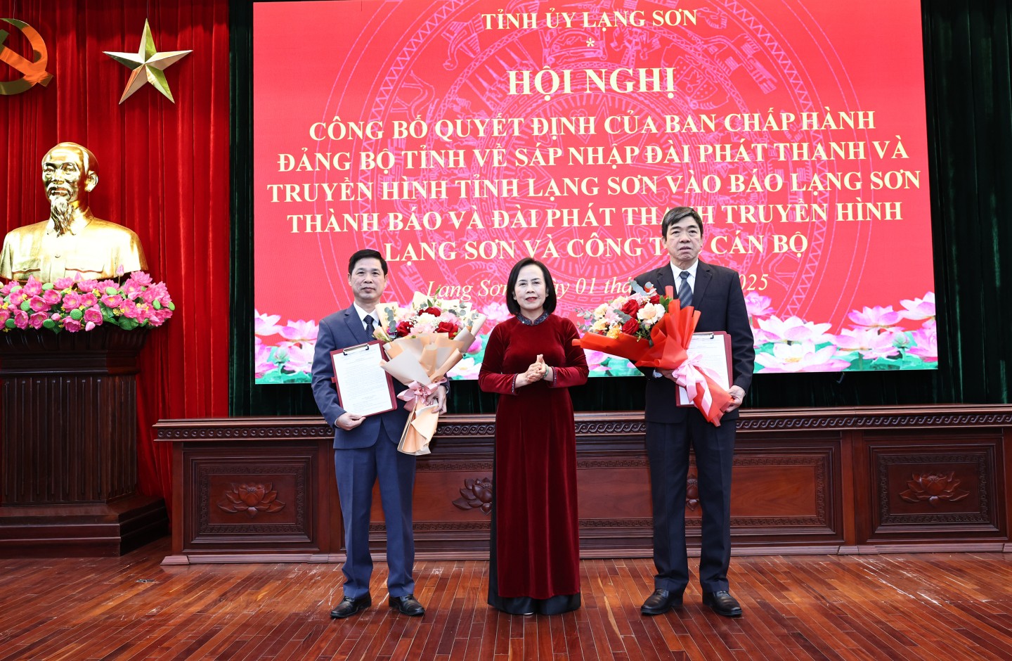 Phó Trưởng ban Thường trực Ban Tuyên giáo và Dân vận Tỉnh ủy Lạng Sơn Lý Việt Hưng và Tổng Biên tập Báo Lạng Sơn Hoàng Đình Hôm xin nghỉ hưu trước tuổi