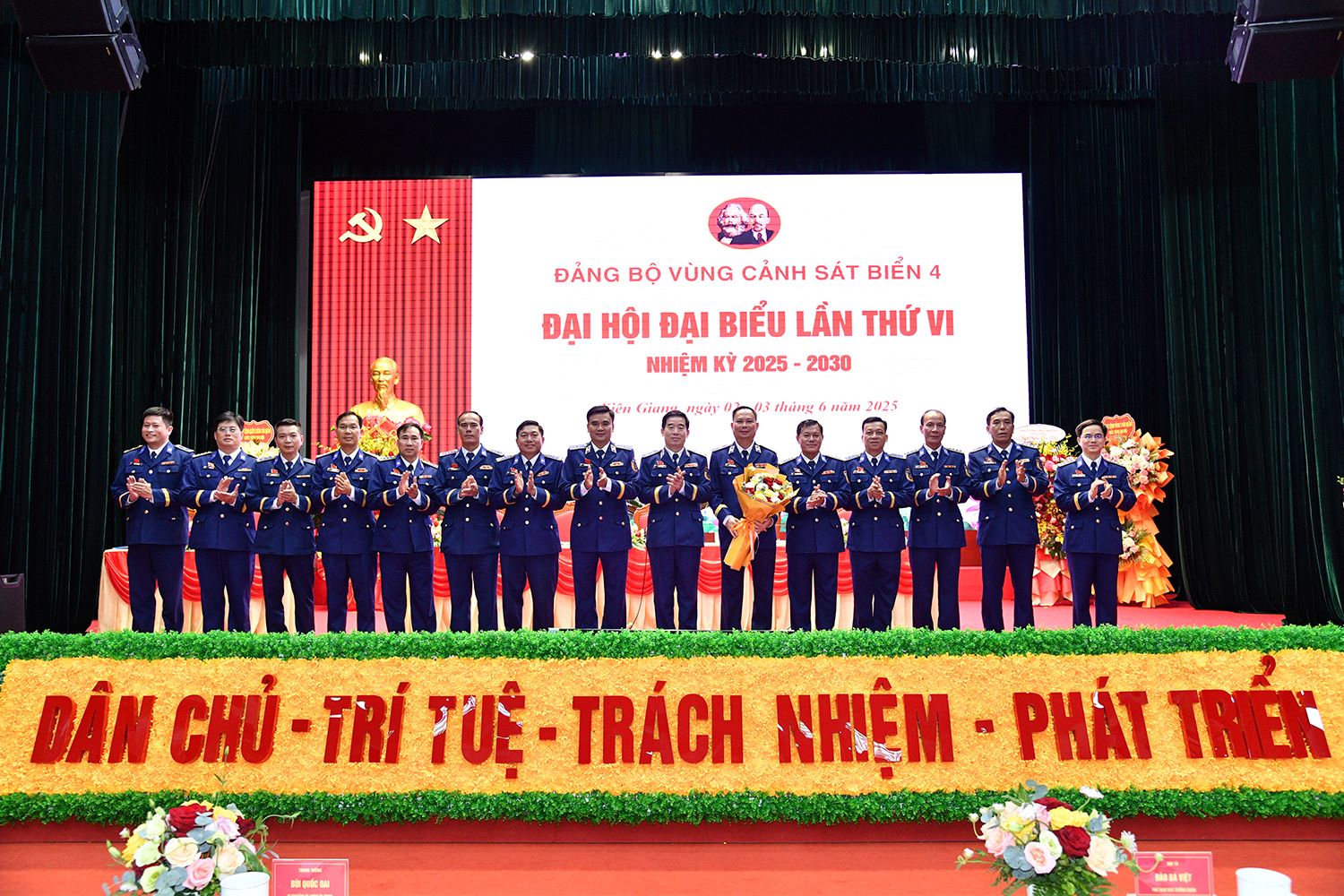 Trung tướng Bùi Quốc Oai, Bí thư Đảng ủy - Chính ủy Cảnh sát biển Việt Nam tặng hoa chúc mừng Ban chấp hành Đảng bộ Vùng Cảnh sát biển 4 nhiệm kỳ 2025-2030.