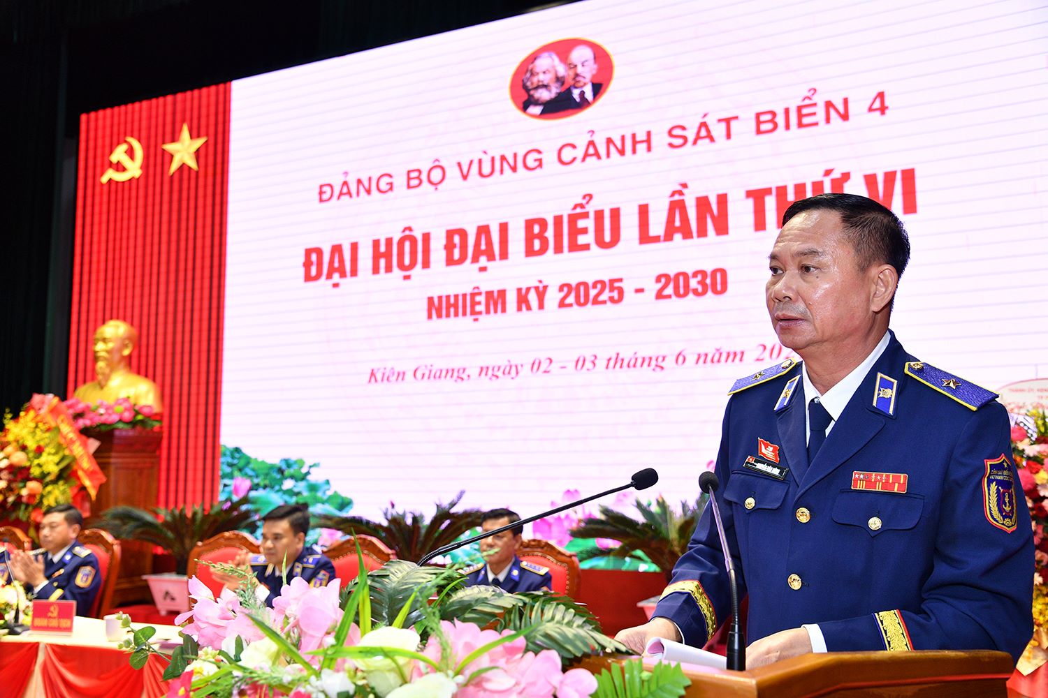 Thiếu tướng Nguyễn Văn Dũng, Bí thư Đảng ủy, Chính ủy Vùng Cảnh sát biển 4 trình bày báo cáo chính trị.