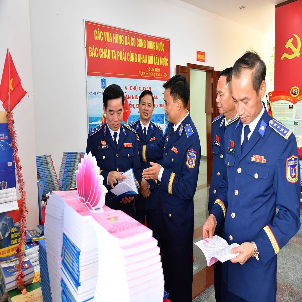 Trung tướng Bùi Quốc Oai, Bí thư Đảng ủy - Chính ủy Cảnh sát biển Việt Nam cùng các đại biểu tham quan các sản phẩm trưng bày tại Đại hội.