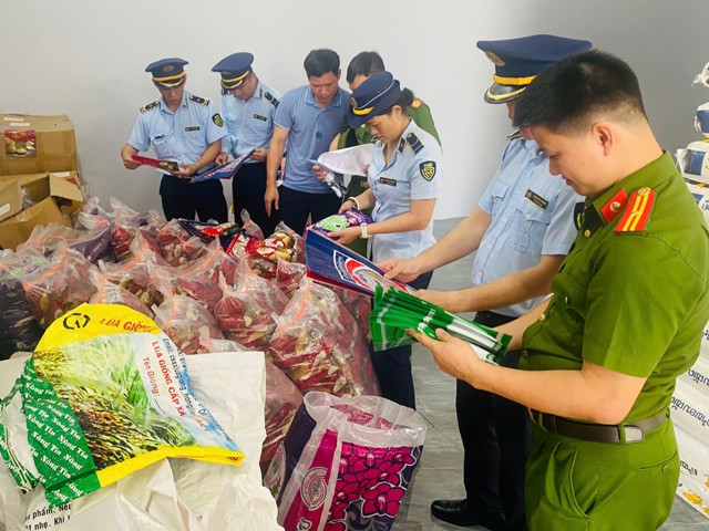 Lực lượng chức năng tỉnh Nghệ An liên tiếp phát hiện, xử lý các vụ vi phạm lĩnh vực an toàn thực phẩm. Lực lượng chức năng tỉnh Nghệ An liên tiếp phát hiện, xử lý các vụ vi phạm lĩnh vực an toàn thực phẩm.