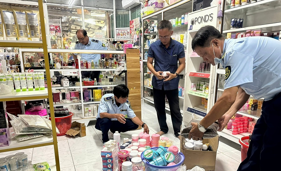 Kiểm tra, phát hiện 114 hộp mỹ phẩm không rõ nguồn gốc, xuất xứ
