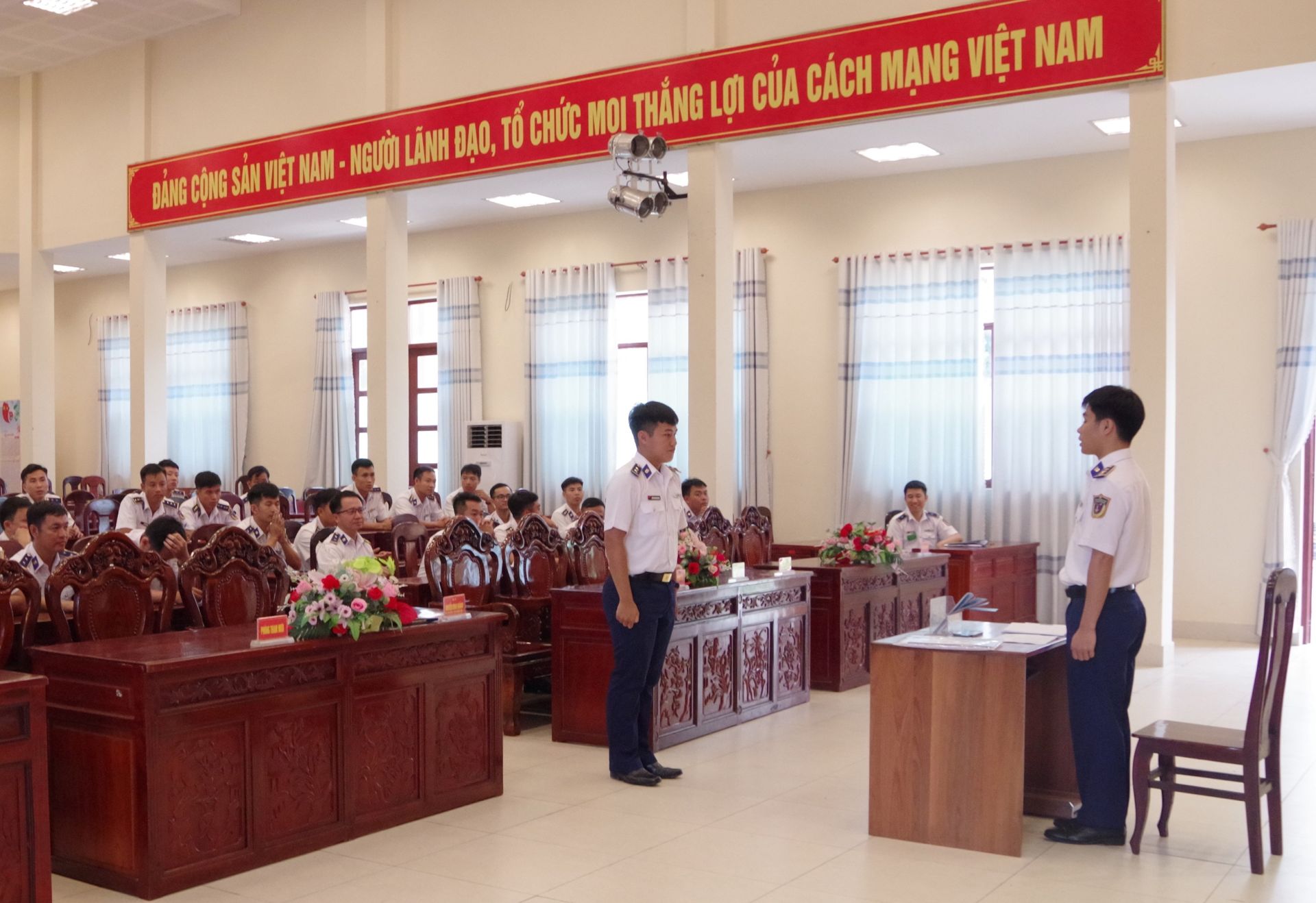 Các thi sinh thi thực hành điều lệnh đội ngũ tay không