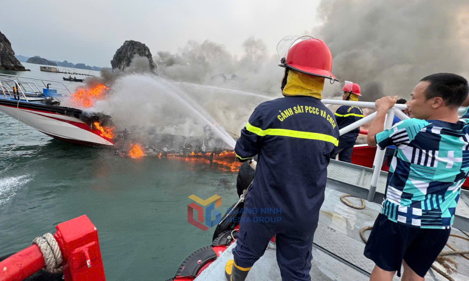 Cháy tàu cao tốc tại Vân Đồn