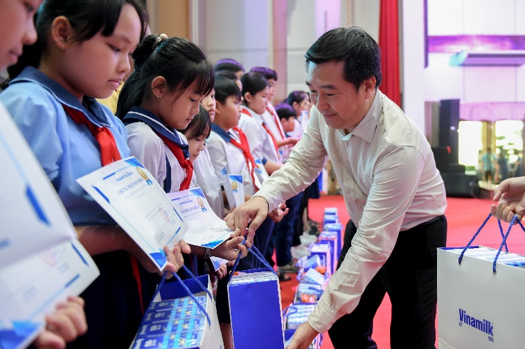Ông Đỗ Thanh Tuấn – Giám đốc Đối ngoại Vinamilk – tặng quà 1/6 cho các em học sinh vượt khó, học giỏi trong chương trình.