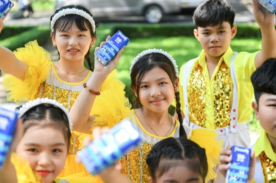 Ông Đỗ Thanh Tuấn – Giám đốc Đối ngoại Vinamilk – tặng quà 1/6 cho các em học sinh vượt khó, học giỏi trong chương trình.