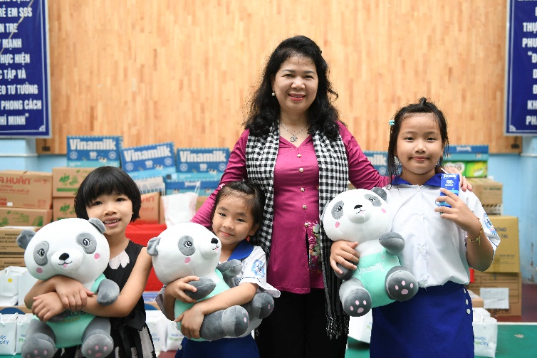 Bà Lê Tuyết Mai - Phó Chủ tịch Hội Bảo vệ Quyền Trẻ em Việt Nam – cùng các em tại Làng Trẻ em SOS Bến Tre.