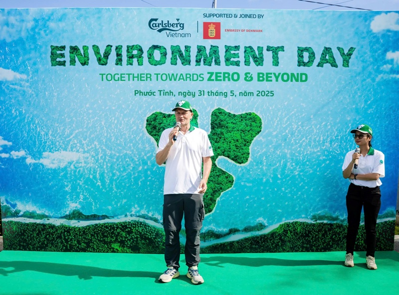 Đại sứ Đan Mạch Nicolai Prytz, đồng hành cùng Carlsberg Việt Nam trong hoạt động thu gom rác ven biển.