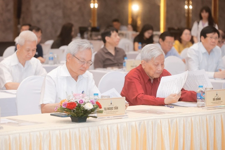 Các thành viên Hội đồng chung khảo làm việc (Ảnh: TTXVN)