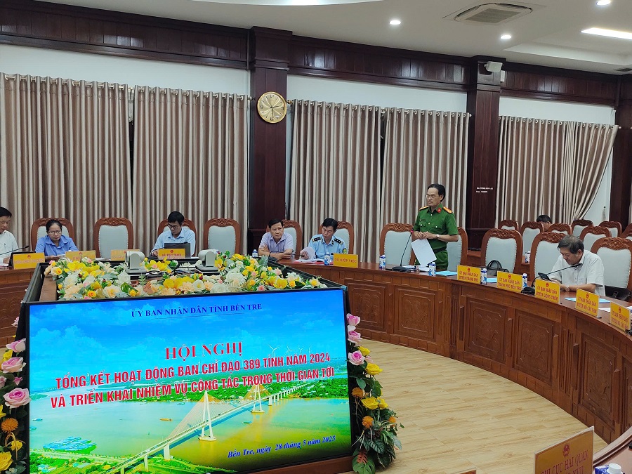 Đại diện Công an tỉnh phát biểu thảo luận tại Hội nghị