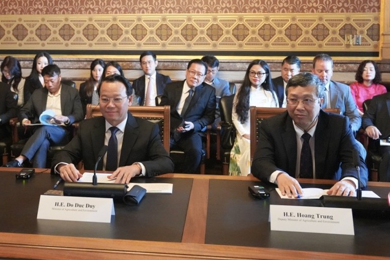Bộ trưởng Đỗ Đức Duy và Thứ trưởng Hoàng Trung cùng đoàn các cơ quan, doanh nghiệp, hiệp hội ngành nông nghiệp Việt Nam dự cuộc họp