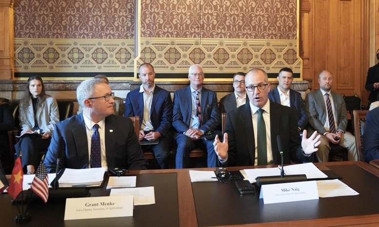 Bộ trưởng Mike Naig và Thứ trưởng Grant Menke, đại diện Bộ Nông nghiệp bang Iowa phát biểu tại cuộc họp