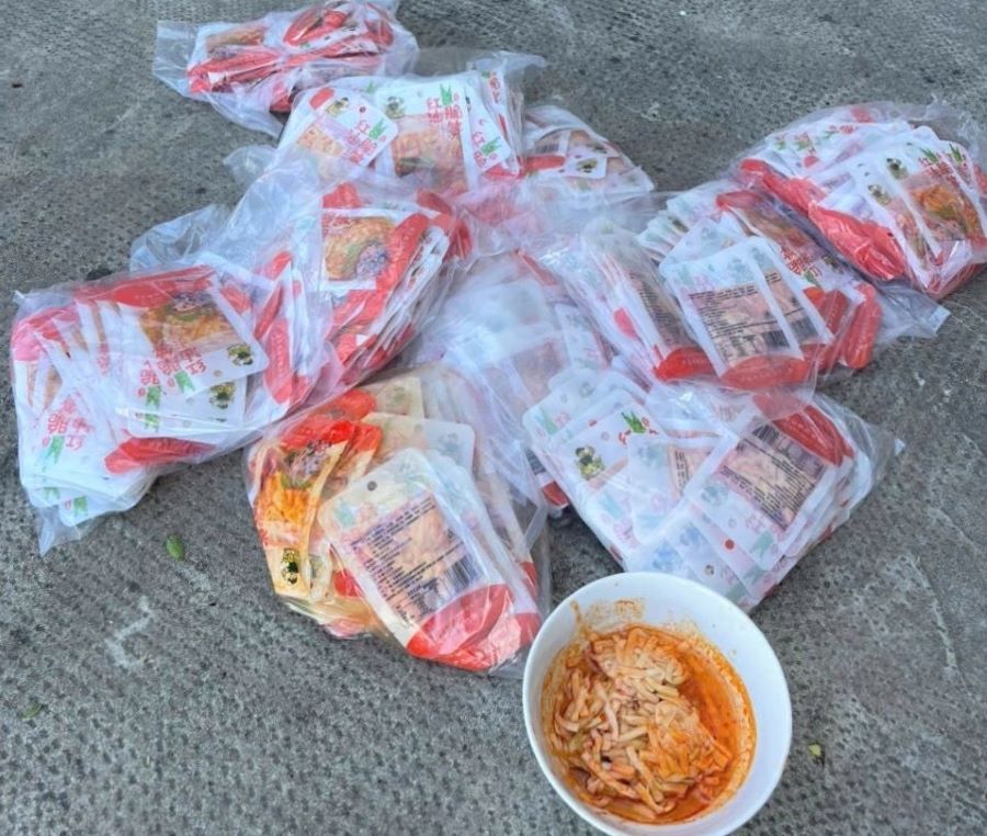 Những gói măng được tẩm ướp gia vị có bao bì in hoa văn và chữ nước ngoài không có hóa đơn, chứng từ. Những gói măng được tẩm ướp gia vị có bao bì in hoa văn và chữ nước ngoài không có hóa đơn, chứng từ.