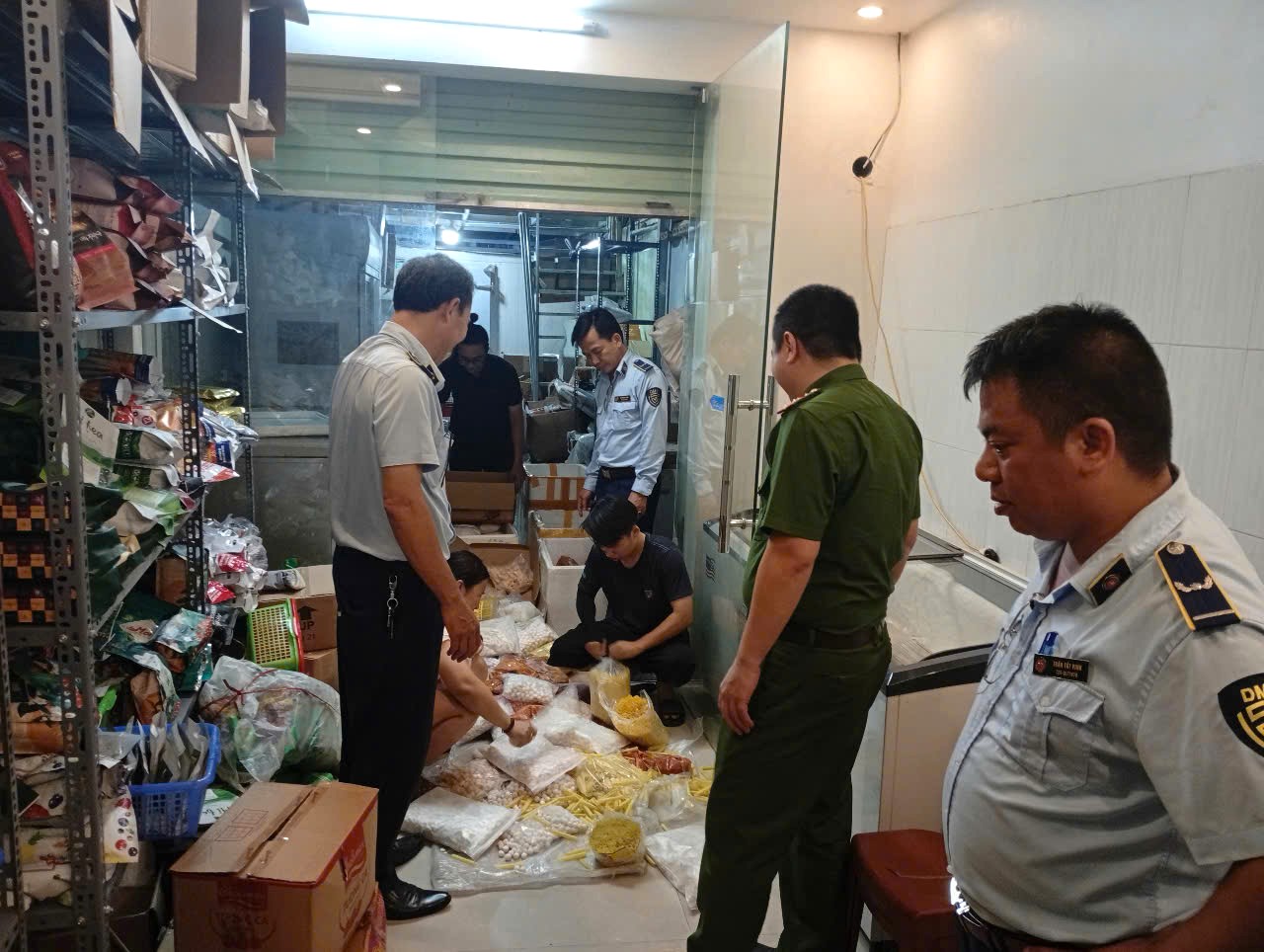 Lực lượng chức nnawg kiểm tra hàng hóa vi phạm Lực lượng chức nnawg kiểm tra hàng hóa vi phạm