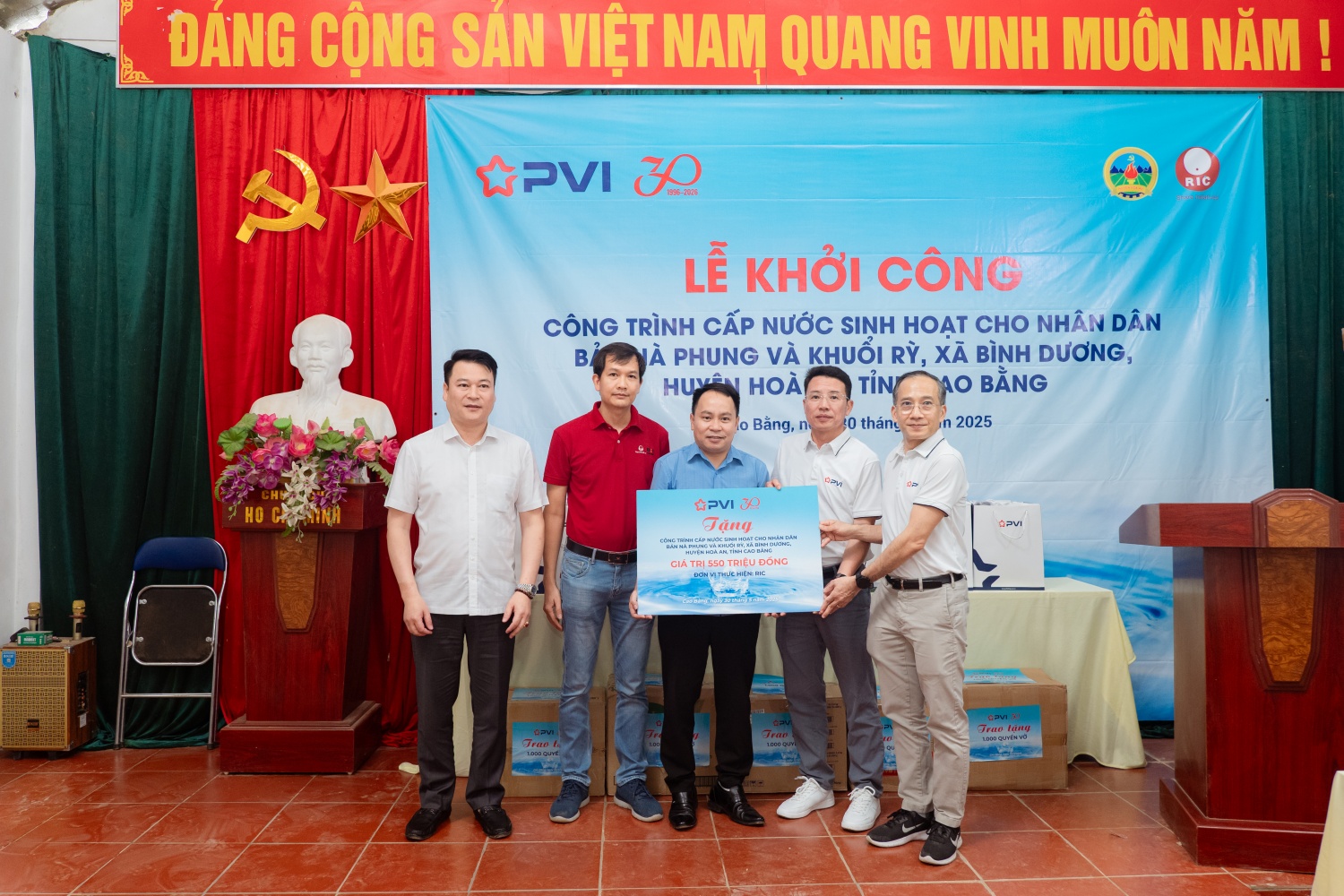 Ông Dương Thanh Danh Francois - Phó Chủ tịch thường trực HĐQT PVI và ông Nguyễn Tuấn Tú - Bí thư Đảng ủy, Phó Chủ tịch HĐQT, Tổng Giám đốc PVI trao biển tượng trưng công trình nước sạch trị giá 550 triệu đồng tại bản Nà Phung và Khuổi Rỳ cho đại diện của RIC và chính quyền địa phương Ông Dương Thanh Danh Francois - Phó Chủ tịch thường trực HĐQT PVI và ông Nguyễn Tuấn Tú - Bí thư Đảng ủy, Phó Chủ tịch HĐQT, Tổng Giám đốc PVI trao biển tượng trưng công trình nước sạch trị giá 550 triệu đồng tại bản Nà Phung và Khuổi Rỳ cho đại diện của RIC và chính quyền địa phương