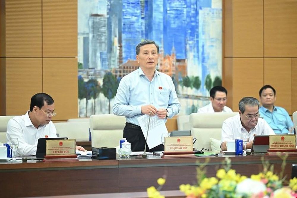 Chủ nhiệm Ủy ban KH,CN&MT Lê Quang Huy báo cáo tại phiên họp