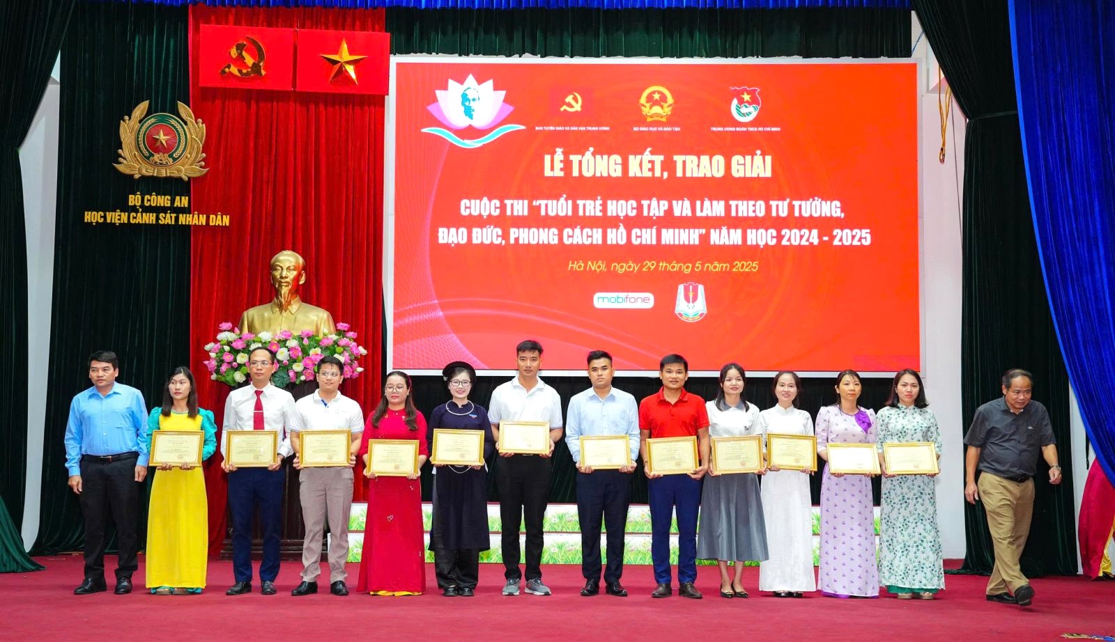 Thầy giáo Vũ Hồng Thế (đứng thứ 3, từ trái sang) nhận bằng khen của Bộ GDĐT Thầy giáo Vũ Hồng Thế (đứng thứ 3, từ trái sang) nhận bằng khen của Bộ GDĐT