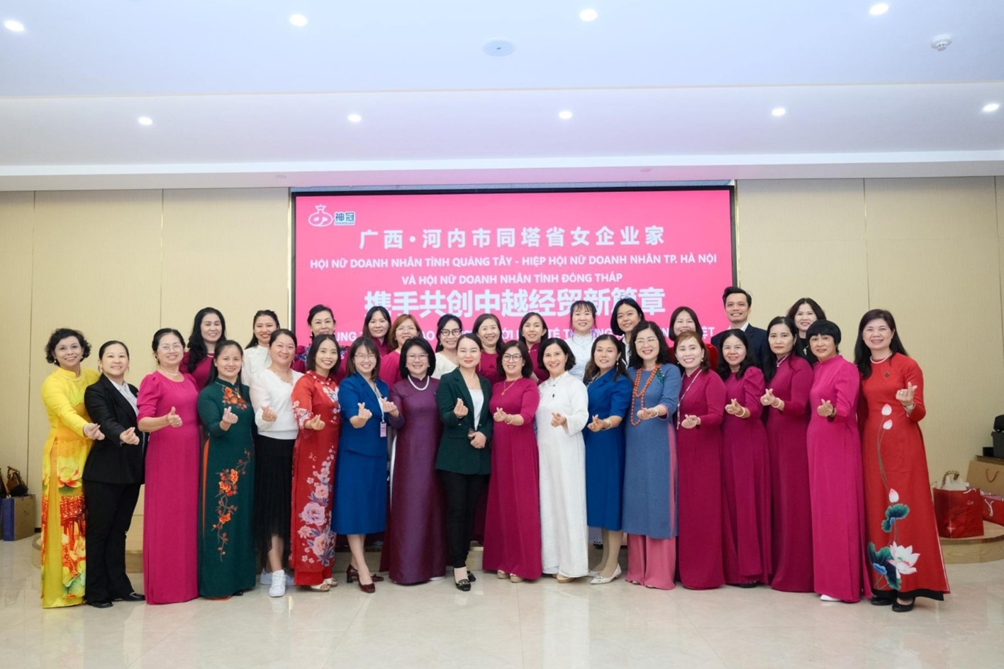 Bà Lê Thị Bình (áo dài trắng hàng đầu) và các nữ doanh nhân Hà Nội giao lưu với Hội Nữ Doanh nhân tỉnh Quảng Tây (Trung Quốc)