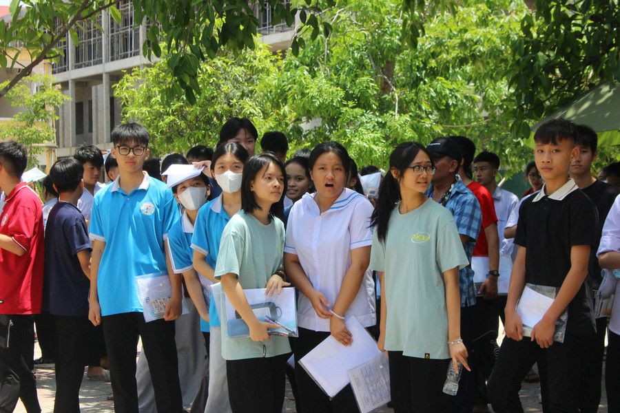 Các thí sinh hoàn thành 2 môn thi toán và Tiếng Anh buổi sáng 3/6.