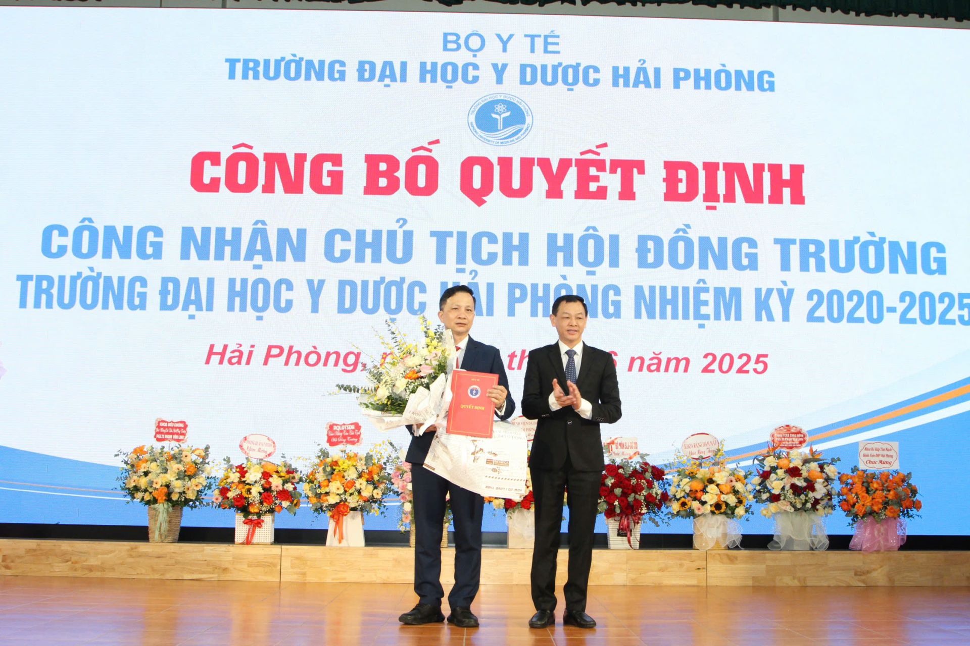 Thứ trưởng Bộ Y tế Nguyễn Trí Thức trao Quyết định và tặng hoa chúc mừng Tân Chủ tịch Hội đồng Trường Đại học Y Dược Hải Phòng. Thứ trưởng Bộ Y tế Nguyễn Trí Thức trao Quyết định và tặng hoa chúc mừng Tân Chủ tịch Hội đồng Trường Đại học Y Dược Hải Phòng.