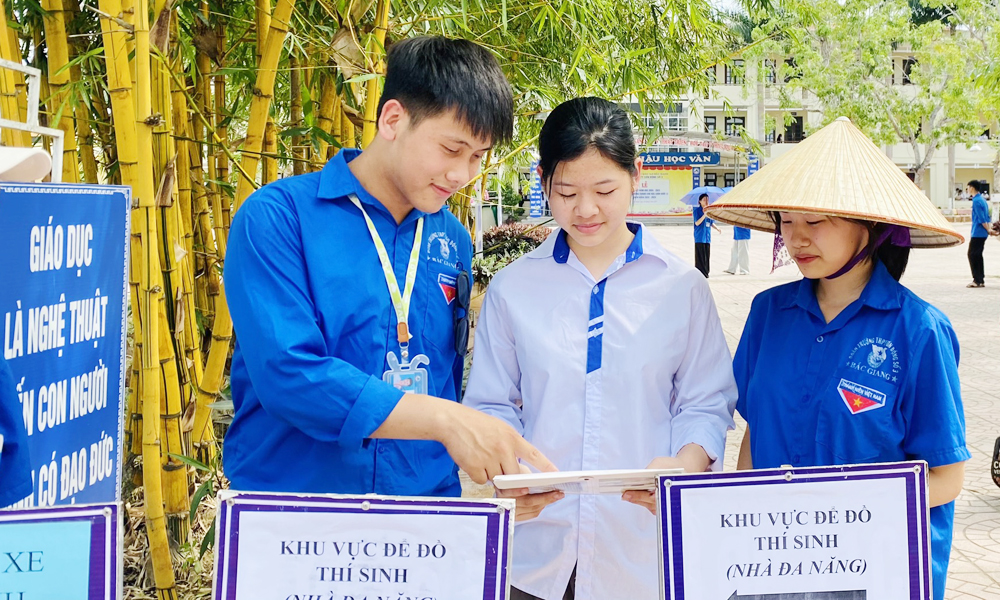 Thanh niên tình nguyện hướng dẫn thí sinh tìm vị trí phòng thi tại Hội đồng coi thi Trường Trung học phổ thông Sơn Động số 3. Thanh niên tình nguyện hướng dẫn thí sinh tìm vị trí phòng thi tại Hội đồng coi thi Trường Trung học phổ thông Sơn Động số 3.