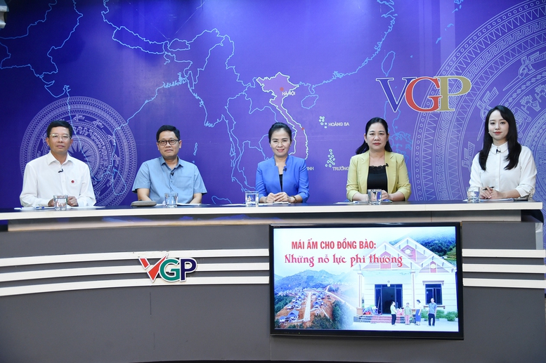 Các vị khách mời tham dự Tọa đàm (từ phải sang trái): MC Minh Ngọc; Thứ trưởng Nông Thị Hà, Bộ Dân tộc và Tôn giáo, Ủy viên Ban chỉ đạo Trung ương triển khai xóa nhà tạm, nhà dột nát trên phạm vi cả nước; bà Võ Thị Minh Sinh – Phó Bí thư Tỉnh ủy, Chủ tịch Ủy ban MTTQ, Trưởng đoàn Đại biểu Quốc hội, Phó trưởng Ban Chỉ đạo về xóa nhà tạm, dột nát tỉnh Nghệ An; Thiếu tướng Nguyễn Hồng Nguyên, Phó Chánh văn phòng, Bộ Công an; Đại tá Đào Xuân Vũ, Phó Tổng giám đốc Tập đoàn Công nghiệp-Viễn thông Quân đội (Viettel) - Ảnh: VGP/Dương Tuấn