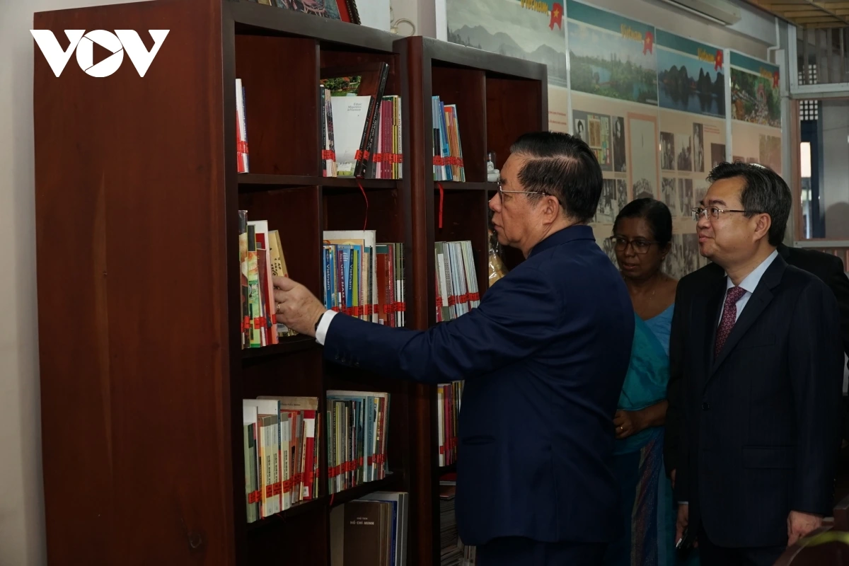 Thăm không gian Hồ Chí Minh đặt trong khuôn viên Thư viện công cộng tại thủ đô Colombo Thăm không gian Hồ Chí Minh đặt trong khuôn viên Thư viện công cộng tại thủ đô Colombo