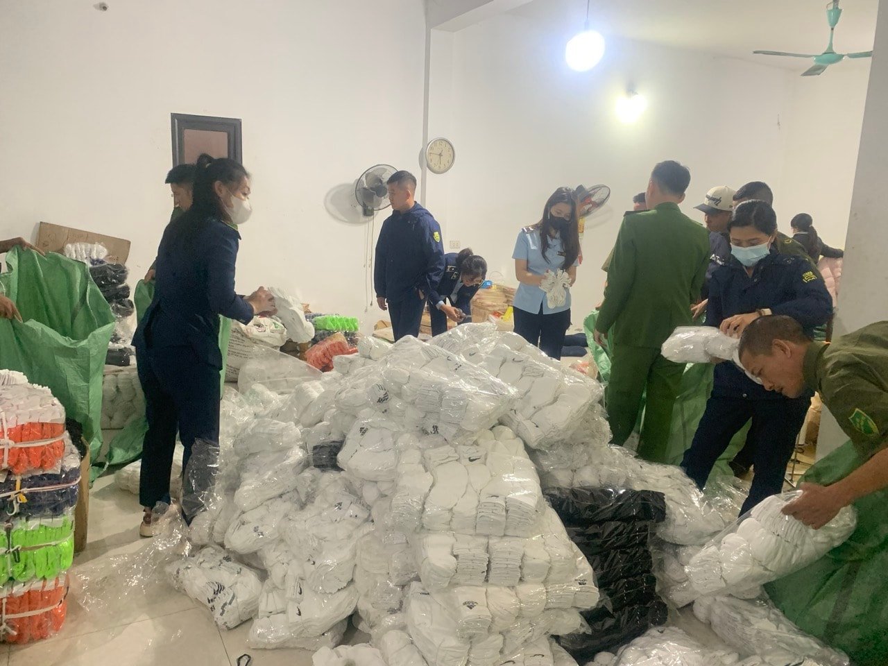 Cơ quan chức năng kiểm tra cơ sở sản xuất hàng nhái của đối tượng Nguyễn Văn Thiện (huyện Quốc Oai). Ảnh: Công an TP. Hà Nội Cơ quan chức năng kiểm tra cơ sở sản xuất hàng nhái của đối tượng Nguyễn Văn Thiện (huyện Quốc Oai). Ảnh: Công an TP. Hà Nội