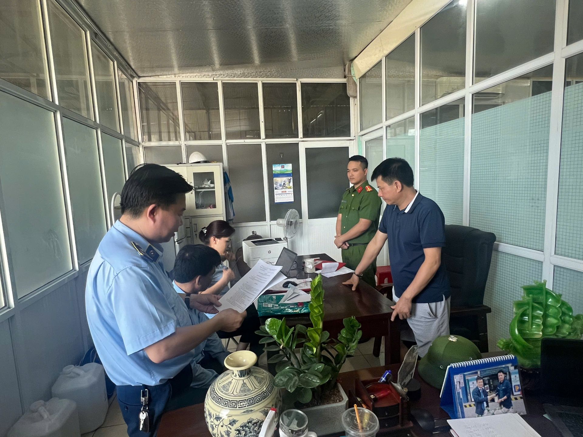 Đoàn kiểm tra công bố Quyết định kiểm tra và tiến hành kiểm tra hàng hóa