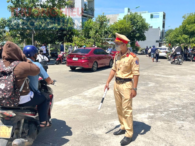 Một điều nổi bật đáng ghi nhận, tại các điểm thi Kỳ thi tuyển sinh vào lớp 10 THPT công lập tại TP.Đà Nẵng năm 2025, lực lượng chức năng và đội ngũ tình nguyện viên triển khai nhiều hoạt động hỗ trợ.