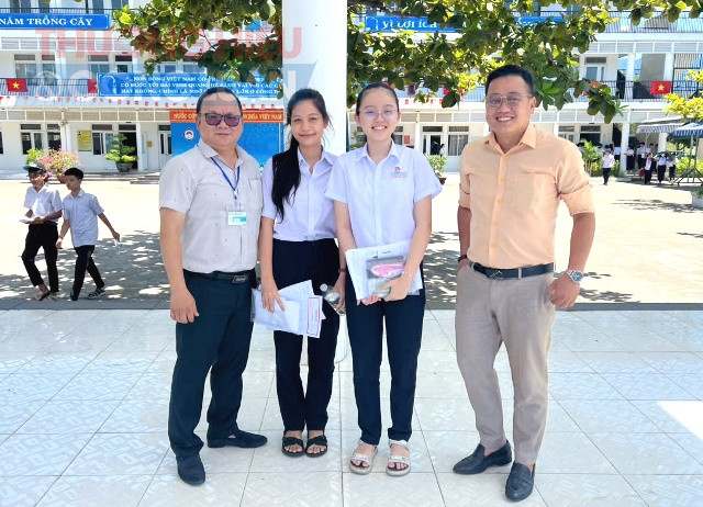 Các thí sinh chụp ảnh lưu niệm với các giám thị, tại điểm thi Trường THCS Đàm Quang Trung, quận Liên Chiểu