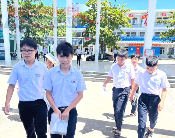 . Đa phần các sĩ tử đánh giá đề thi toán vào lớp 10 thực tế, phù hợp xu hướng đổi mới, không hóc búa.