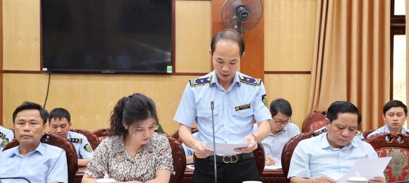 Đại diện lãnh đạo Chi cục Quản lý thị trường báo cáo kết quả đấu tranh ngăn chặn, đẩy lùi tình trạng buôn lậu, gian lận thương mại, hàng giả 5 tháng đầu năm. Đại diện lãnh đạo Chi cục Quản lý thị trường báo cáo kết quả đấu tranh ngăn chặn, đẩy lùi tình trạng buôn lậu, gian lận thương mại, hàng giả 5 tháng đầu năm.