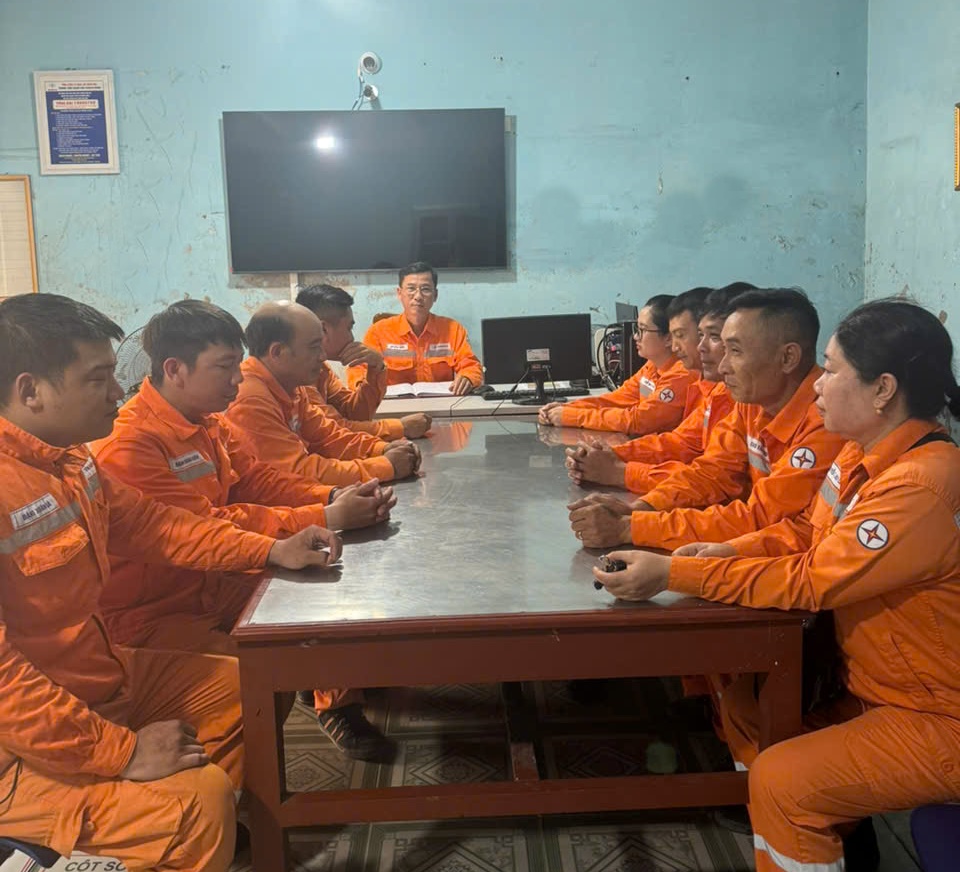 2 Đội trưởng Bùi Văn Tuyến luôn là người truyền cảm hứng cho anh em công nhân trong Đội