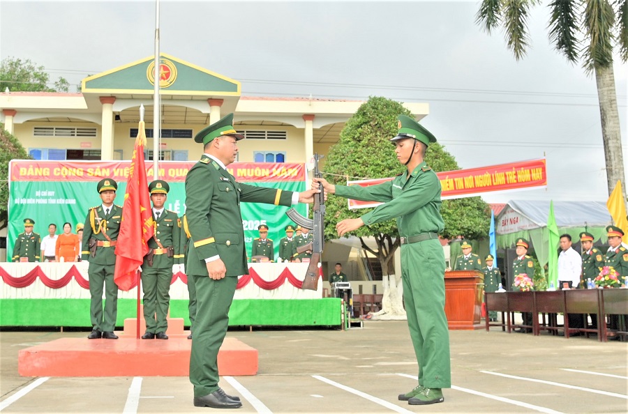 Trung tá Nguyễn Chí Linh, Phó Tham mưu trưởng Bộ đội Biên phòng tỉnh Kiên Giang, trao súng cho các chiến sĩ tại buổi lễ tuyên thệ.
